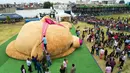 Panitia dibantu pejabat setempat mengukur boneka beruang teddy (Teddy Bear) berukuran raksasa di Xonacatlan, Meksiko (28/4/2019). Boneka berukuran 20 meter persegi dengan berat 4 ton, masuk dalam Guinness Book of World Records. (Mario Vazquez / AFP)