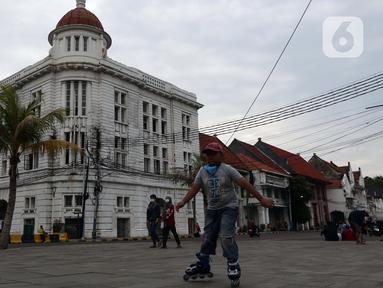 Seorang anak bermain sepatu roda di kawasan wisata Kota Tua Jakarta, Minggu (4/4/2021). Libur panjang perayaan Paskah 2021 dimasa pemberlakuan PPKM Berskala mikro dimanfaatkan sejumlah warga untuk berwisata di kawasan Kota Tua Jakarta. (Liputan6.com/Helmi Fithriansyah)