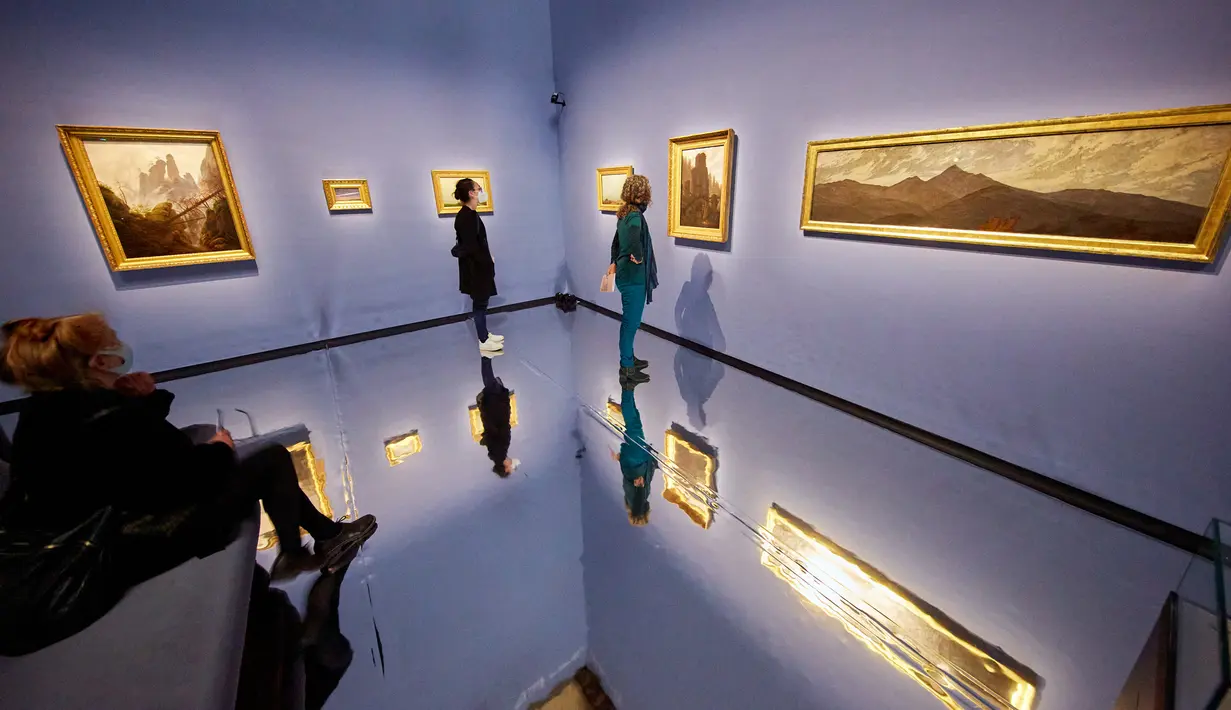 Orang-orang mengunjungi pameran memperingati 250 tahun kelahiran komposer dan pianis Ludwig van Beethoven di Kunsthistorisches Museum di Wina, Austria, pada 1 Oktober 2020. (Xinhua/Georges Schneider)