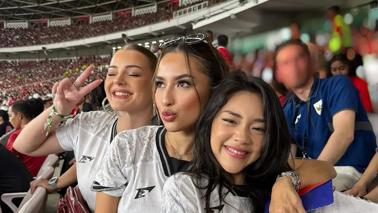 Potret Makeup Natural yang Tetap On Point ala Mama Kamari, Jennifer Coppen saat Nonton Laga Indonesia Vs Bahrain di GBK