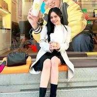 Pilihan outfit Mawar saat liburan di Korea Selatan terlihat begitu stylish dan manis seakan menjadi bagian warga asli Korea. [@mysamawar]