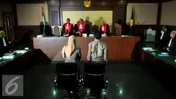 Gubernur Sumatera Utara nonaktif Gatot Pudjo Nugroho bersama istrinya, Evy Susanti usai menjalani sidang di Pengadilan Tipikor, Jakarta, Rabu (17/2). Sementara Evy Susanti dituntut 4 tahun penjara. (Liputan6.com/Faisal R Syam)