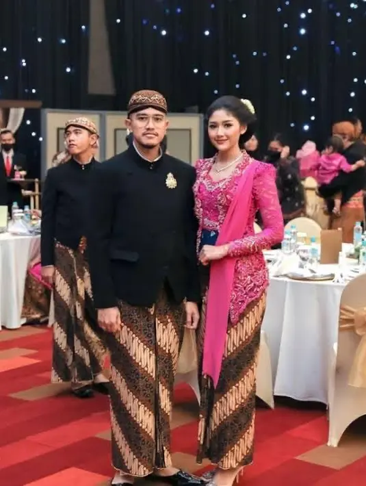 Bersama sang suami, Kaesang, Erina tampil dengan kebaya brokat pink fuschia yang memiliki akses payetan warna putih dipadukan selendang warna serasi dan kain batik sebagai bawahannya. [@erinagudono]