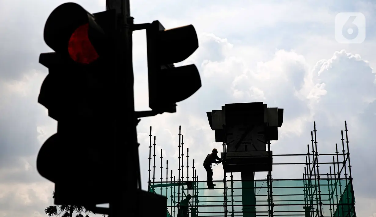 Aktivitas pekerja di Tugu Jam Thamrin, Jakarta, Kamis (18/11/2021). Tugu Jam Thamrin akan dipindah sementara seiring pengerjaan konstruksi bawah tanah Fase 2A sepanjang 2,8 kilometer yang menghubungkan Stasiun Bundaran HI hingga Stasiun Harmoni. (Liputan6.com/Faizal Fanani)