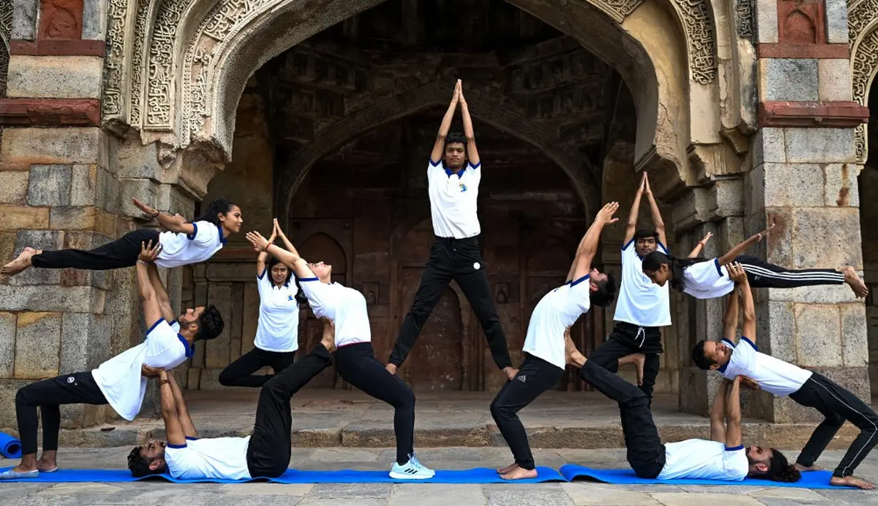 <p>Yoga adalah latihan fisik, mental, dan spiritual kuno yang berasal dari India. Kata 'yoga' sendiri berasal dari bahasa Sanskerta yang berarti 'bergabung/bersatu'. Yoga melambangkan kesatuan antara tubuh dan kesadaran. (Arun SANKAR/AFP)</p>