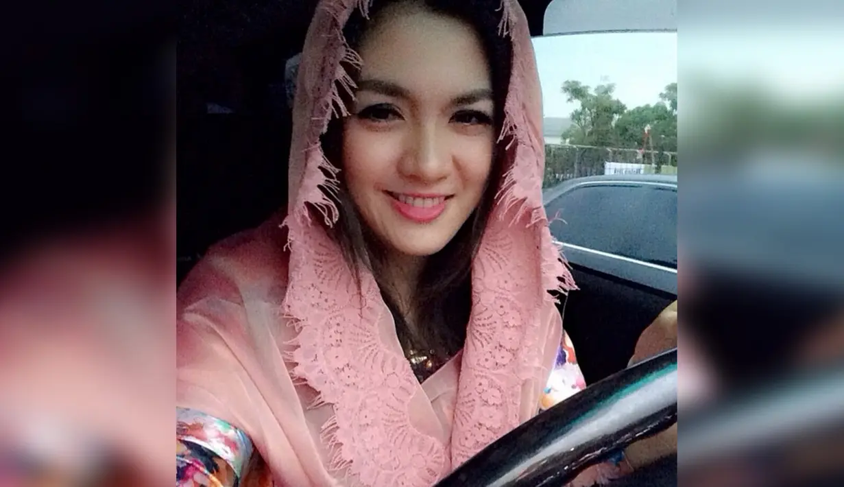 Vicky Shu tampil cantik sederhana dengan kerudung berwarna pink. (Instagram.com/Vickyshu)