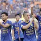 Pemain Persib, Kim Kurniawan, memberikan aplaus kepada bobotoh usai laga melawan Bali United pada laga Liga 1 Indonesia di Stadion Si Jalak Harupat, Bandung, Kamis (21/9/2017). Persib bermain imbang 0-0 dengan Bali United. (Bola.com/M Iqbal Ichsan)