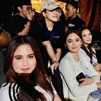 Tampak ketiga aktris cantik itu setia menunggu di backstage. Ketiga calon ipar itu juga menunjukkan kekompakan melalui pilihan pakaian yang kompak.  [@alghazali7/@elsyifa.moment/@mylastagram].