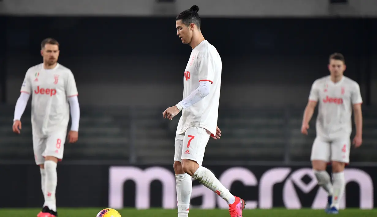 Striker Juventus, Cristiano Ronaldo, tampak kecewa usai ditaklukkan Hellas Verona pada laga Serie A di Stadion Marc'Antonio Bentegodi, Sabtu (8/2/2020). Juventus kalah 1-2 dari Hellas Verona. (AFP/Marco Bertorello)
