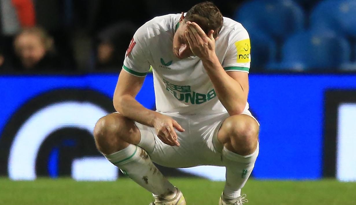 Di sisa waktu, Sheffield Wednesday lebih fokus untuk bertahan dan Newcastle United pun gagal menambah gol untuk memaksakan hasil imbang. Chris Wood dkk pun harus tersingkir dan gagal lolos ke putaran keempat Piala FA 2022/2023. (AFP/Lindsey Parnaby)