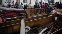 Kondisi bagian dalam Gereja Koptik St. George, Kota Tanta, utara Kairo, setelah ledakan bom, Minggu (9/4). Kristen Koptik merupakan minoritas di Mesir, jumlahnya hanya 10 persen dari populasi warga Mesir. (Stringer / AFP)