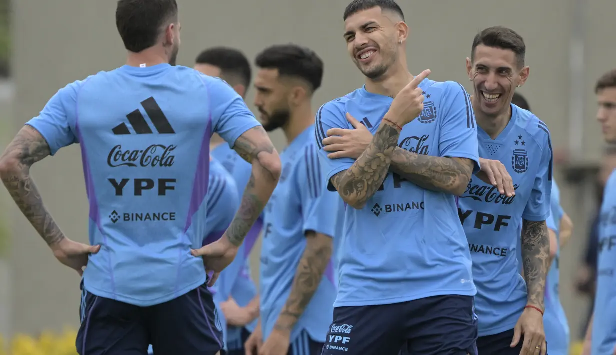 Gelandang depan Argentina Leandro Paredes (Tengah) dan penyerang Angel Di Maria (kanan) bercanda di samping gelandang Rodrigo De Paul selama sesi latihan menjelang pertandingan persahabatan melawan timnas Panama dan timnas Curacao, di Ezeiza, Buenos Aires, Rabu (22/3/2023). (Photo by JUAN MABROMATA / AFP)