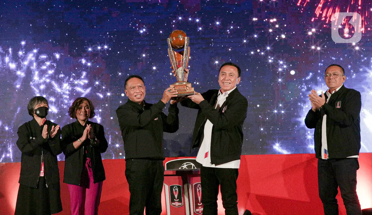 Menteri Pemuda dan Olahraga Zainudin Amali (tengah) bersama Ketua Umum PSSI Mochamad Iriawan (kedua kanan) mengangkat trofi Piala Presiden 2022 disaksikan Direktur Programming SCM Harsiwi Achmad (kedua kiri) dan Plt Direktur Utama PT LIB Sudjarno (kanan) pada acara launching di SCTV Tower, Senayan City, Jakarta, Senin (6/6/2022). Sebanyak 18 klub Liga 1 bakal ikut serta dalam kejuaraan Piala Presiden 2022 dan berlangsung di empat kota selama fase grup. (Liputan6.com/Faizal Fanani)