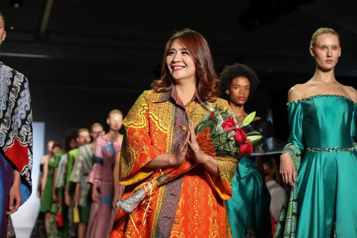 [Bintang] Tropical Heaven, Tema Coreta Louise Kapoyos di New York Fashion Week 2018