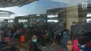 Sejumlah calon penumpang menunggu bus antar kota antar provinsi untuk pulang kampung di Terminal Pulogebang, Jakarta, Sabtu (9/6). Jumlah penumpang yang ada di terminal terpadu Pulogebang terus bertambah. (Merdeka.com/Imam Buhori)