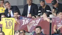 Neymar (dua dari kanan barisan atas) menyaksikan Paris Saint-Germain bermain melawan Amiens dari tribun Parc des Princess, Sabtu (5/8/2017). (AFP/Jacques Demarthon)