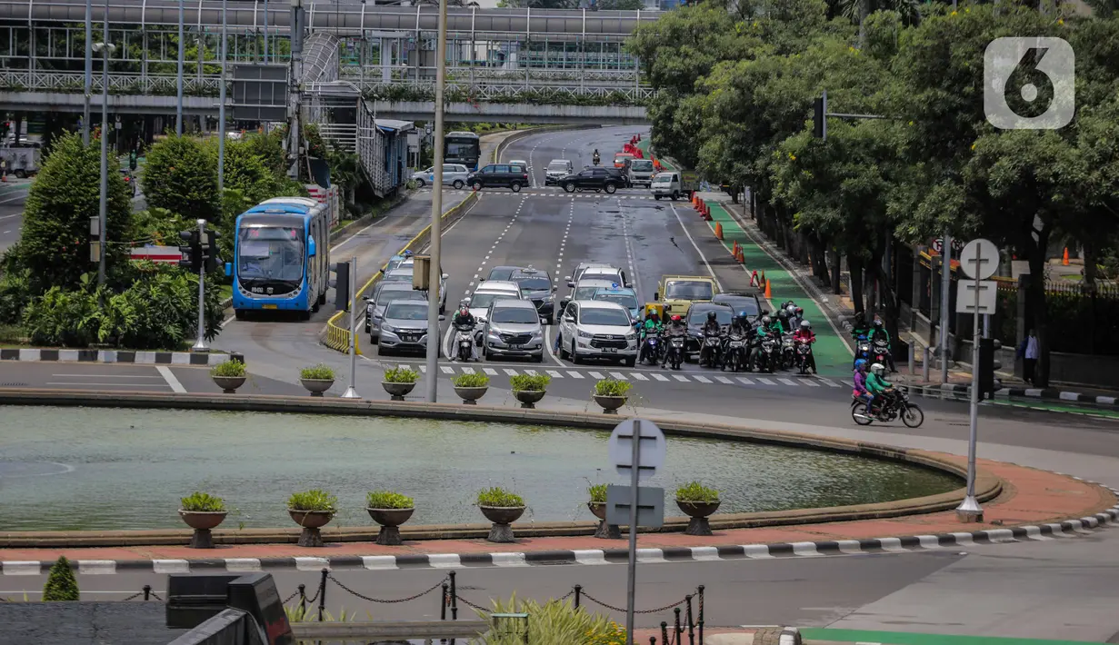 Kendaraan melintas di kawasan ganjil genap di jalan thamrin, Jakarta, Rabu (8/4/2020). Ditlantas Polda Metro Jaya mengumumkan perpanjangan masa peniadaan kebijakan pembatasan kendaraan bernomor polisi ganjil genap di wilayah Jakarta hingga 19 April 2020. (Liputan6.com/Faizal Fanani)