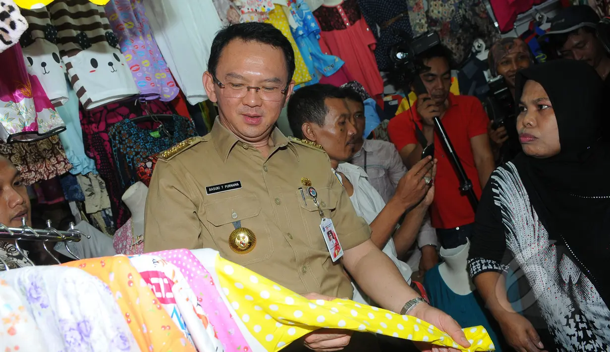 Gubernur DKI Jakarta Basuki Tjahaja Purnama meninjau kondisi Pasar Blok G, Tanah Abang, Jakarta, Rabu (15/4/2015). Kedatangan Ahok tersebut untuk melihat situasi dan kondisi secara langsung di kawasan Pasar Tanah Abang. (Liputan6.com/Herman Zakharia)