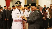Ketua Umum Gerindra Prabowo Subianto memberikan ucapan selamat kepada Anies Baswedan usai pelantikan Gubernur dan Wakil Gubernur DKI untuk periode 2017-2022 di Istana Negara, Jakarta, Senin (16/10). (Liputan6.com/Angga Yuniar)