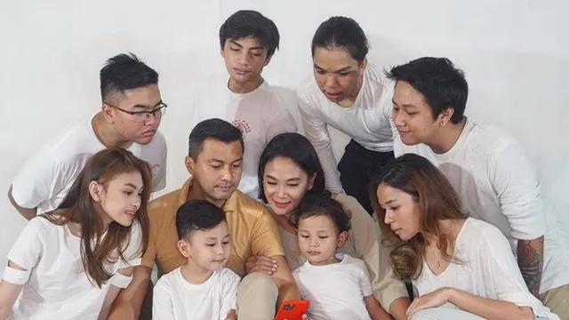 6 Potret Anjasmara Momong Kedua Cucunya, Kompak dan Harmonis