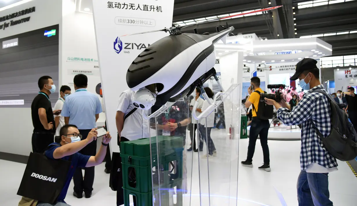 Orang-orang mengunjungi Pameran Drone Internasional Shenzhen ke-5 di Provinsi Guangdong, China selatan (13/9/2020). Kongres Drone Dunia 2020 dan Pameran Drone Internasional Shenzhen ke-5 dibuka di Shenzhen pada Minggu (13/9). (Xinhua/Wang Feng)