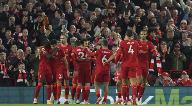 Hasil itu membuat The Reds naik ke puncak klasemen. Liverpool kini mendulang 76 poin, unggul dua angka atas Manchester City yang turun ke posisi dua. Adapun Manchester United menghuni peringkat enam dengan nilai 54. (AP/Jon Super)