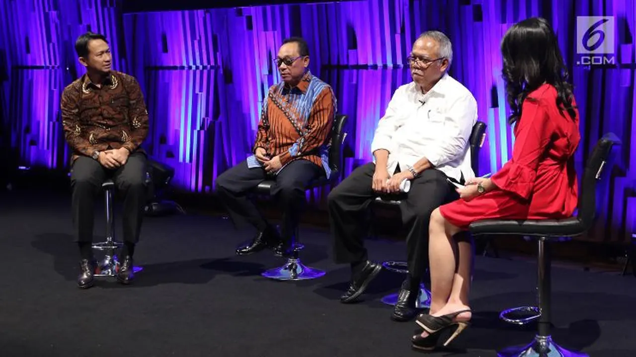 Menteri PUPR Basuki Hadimuljono (baju putih), Dirut BTN Maryono (batik coklat biru), Managing Director Sri Pertiwi Sejati Group Asmat Amin (batik coklat) dalam diskusi Rumah Untuk Rakyat di SCTV Tower, Jakarta, Kamis (28/9). (LIputan6.com/Fatkhur)