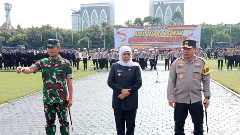 Kapolda Jatim Irjen Pol Toni Harmanto (kanan) usai apel Operasi Lilin Semeru di Mapolda Jatim. (Dian Kurniawan/Liputan6.com)