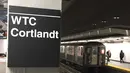 Sebuah kereta bawah tanah tiba di subway Cortlandt Street station yang baru dibuka lagi di New York, Minggu (9/9). Stasiun baru yang sepenuhnya sudah dapat diakses ini direnovasi dengan biaya US$ 181,8 juta. (AFP/Thomas URBAIN)