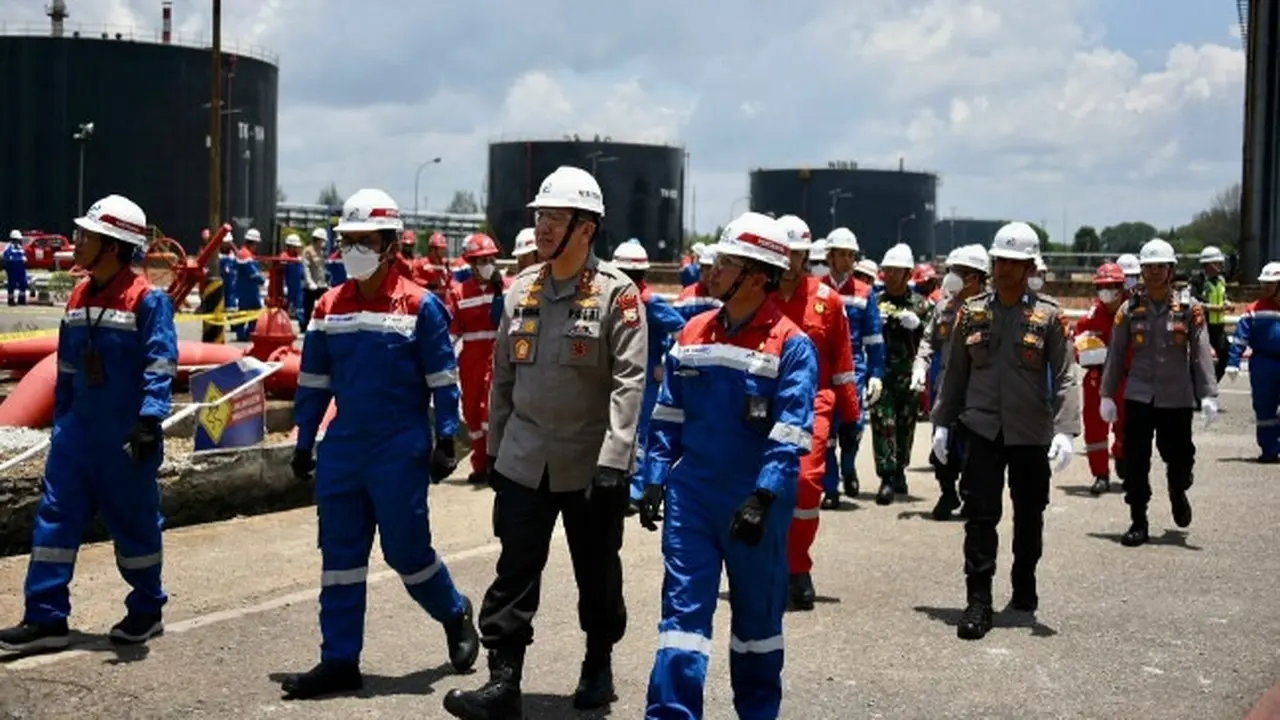 Kapolda Riau Irjen Mohammad Iqbal bersama petinggi Pertamina Dumai mengecek lokasi ledakan kilang minyak.