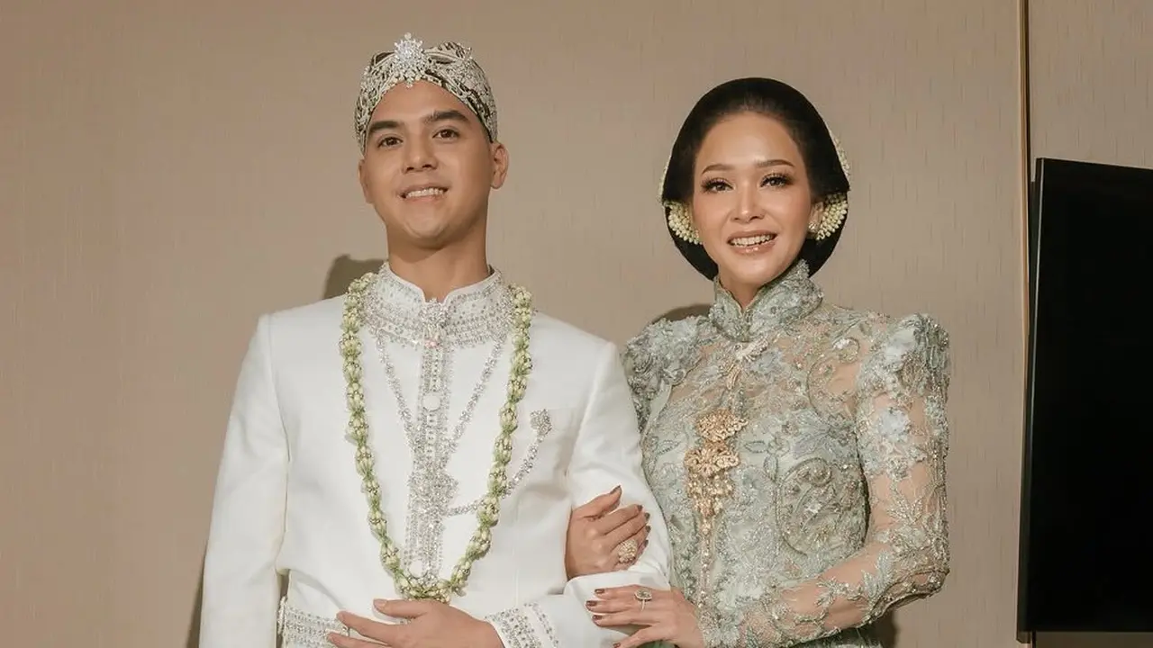 Maia Estianty Tampil Elegan di Pernikahan Al Ghazali. [@maiaestiantyreal]