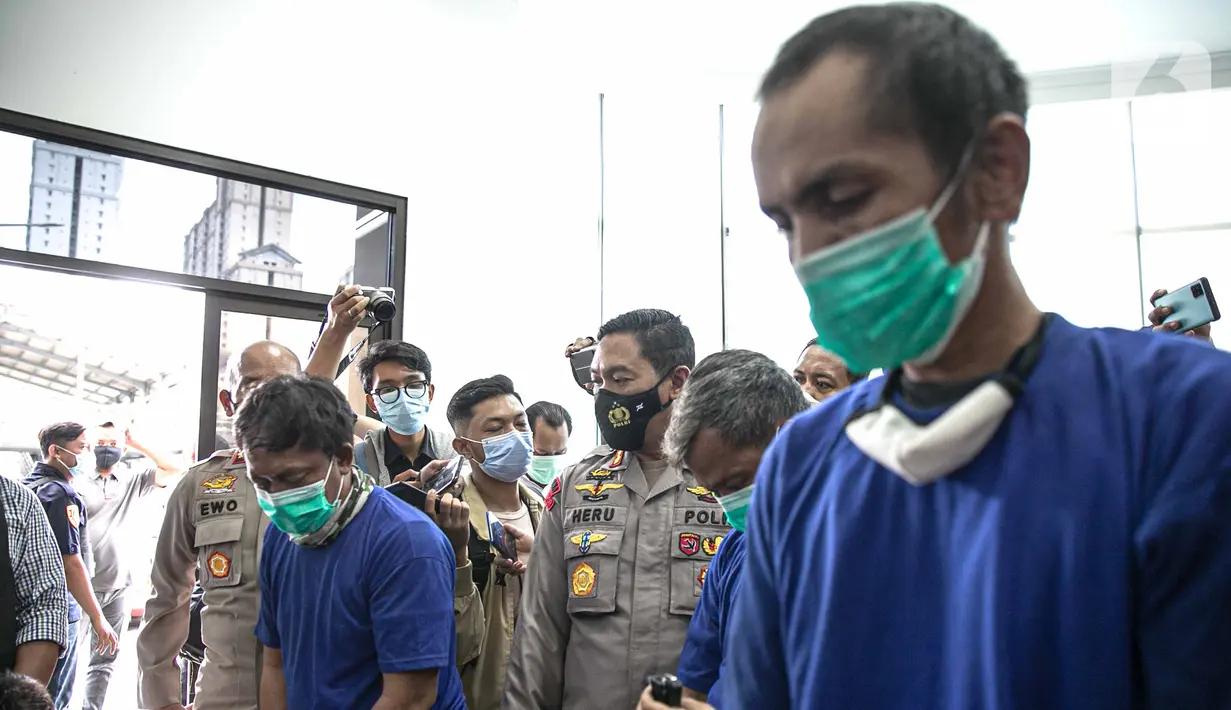 Tersangka kasus pemalsuan surat hasil rapid test COVID-19 dihadirkan dalam rilis di Mapolres Jakarta Pusat, Minggu (20/12/2020). Polisi menangkap tiga tersangka beserta bukti uang hasil transaksi pemalsuan surat hasil rapid test COVID-19. (Liputan6.com/Faizal Fanani)