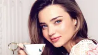 Bila umumnya model memilih merancang baju atau merilis parfum, sang supermodel Miranda Kerr malah meluncurkan cangkir teh.