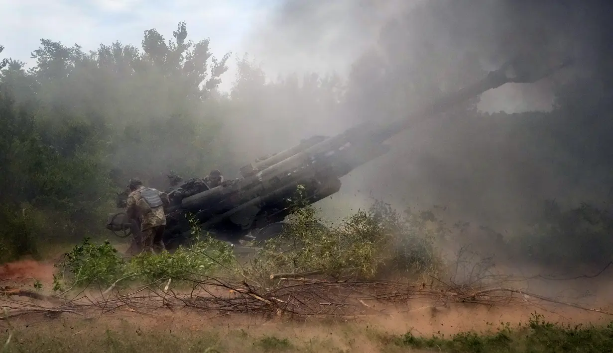 Tentara Ukraina menembaki posisi Rusia menggunakan howitzer M777 yang dipasok Amerika Serikat (AS) di wilayah Donetsk, Ukraina, 18 Juni 2022. (AP Photo/Efrem Lukatsky)
