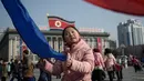 Ekspresi seorang anak saat bermain dalam perayaan Tahun Baru Imlek di alun-alun Kim Il Sung di Pyongyang, Korea Utara (16/2). Tahun Baru Imlek ternyata juga dirayakan warga Korea Utara. (AFP Photo/Kim Won-Jin)
