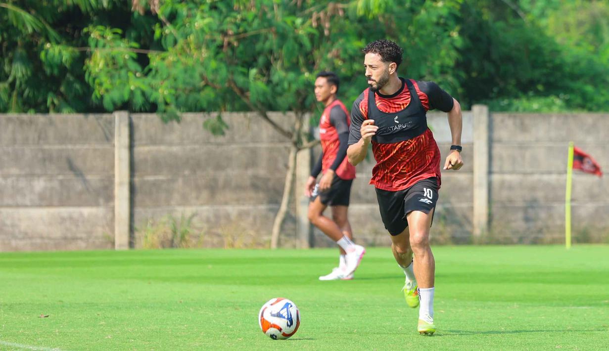 Sesi latihan yang berlangsung pada Kamis 7 Mei 2026 ini dipimpin langsung oleh pelatih Mauricio Souza. Tampak dalam foto, Pemain persija Jakarta, Jean Mota (kanan) saat mengikuti sesi latihan di Persija Training Ground, Bojongsari, Kota Depok, Jawa Barat, Kamis (7/5/2026). (Bola.com/M Iqbal Ichsan)