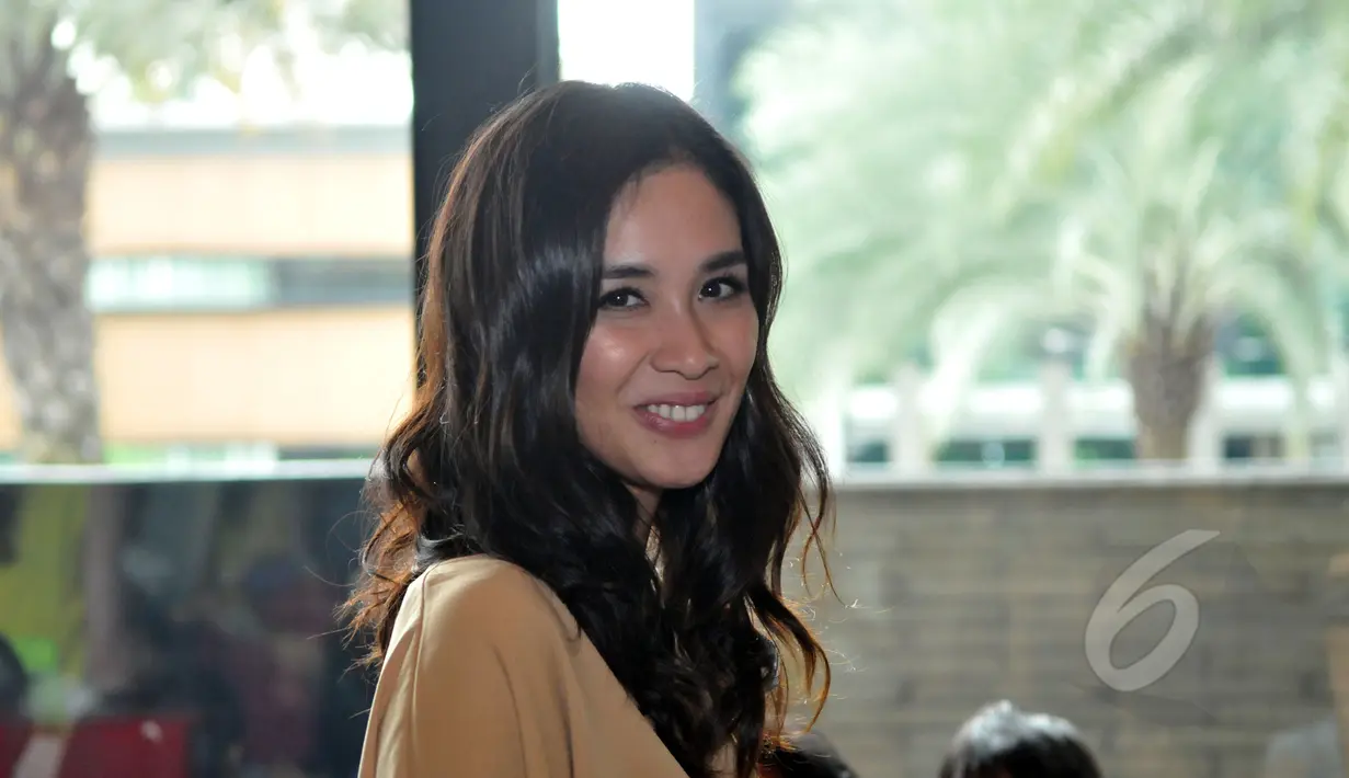 Selain berakting, Marsha Timothy ternyata juga punya bakat lain, yakni fashion. Foto diambil di kawasan Epicentrum, Jakarta Selatan, Selasa (7/4/2015). (Liputan6.com/Panji Diksana) 
