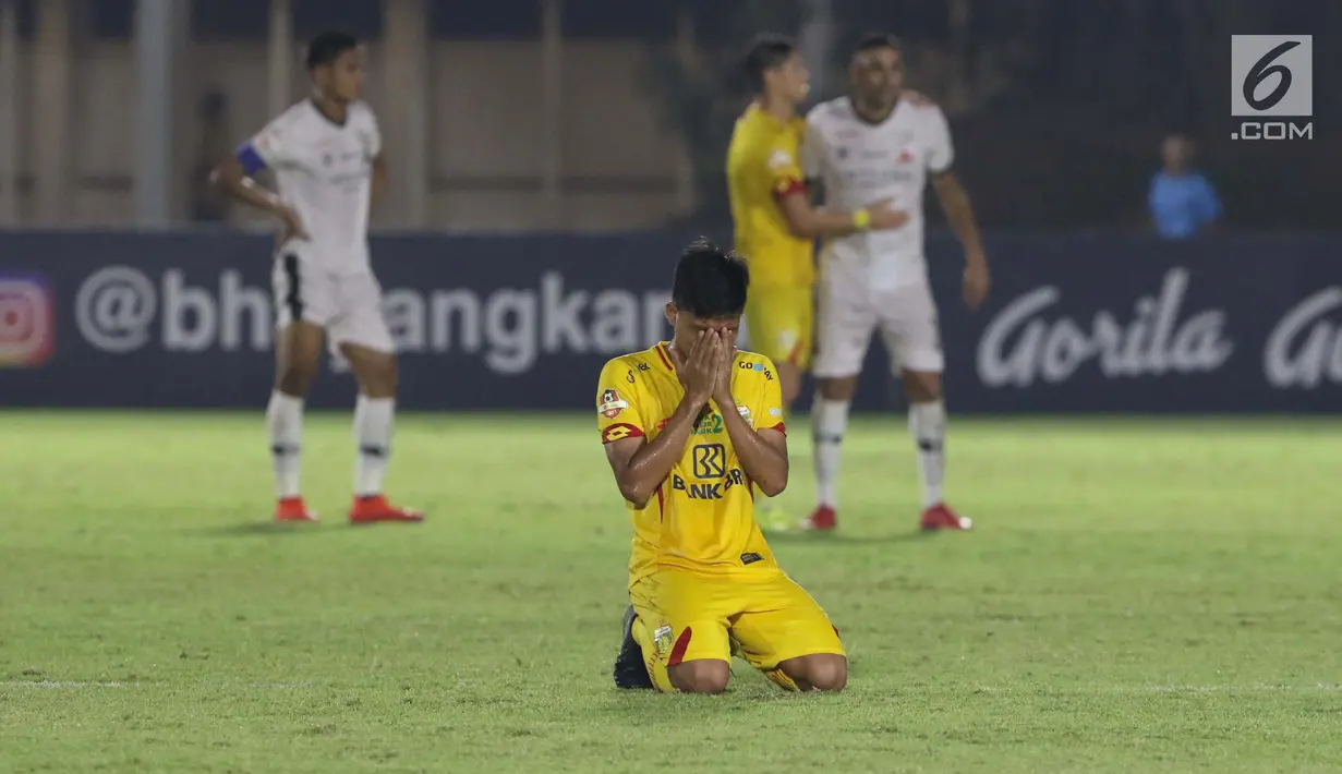 Pelatih Bhayangkara FC duduk berdoa usai laga melawan Madura United FC pada lanjutan Shopee Liga 1 Indonesia 2019 di Stadion Madya Gelora Bung Karno, Jakarta, Senin (5/8/2019). Laga kedua tim berakhir imbang 1-1. (Liputan6.com/Helmi Fithriansyah)