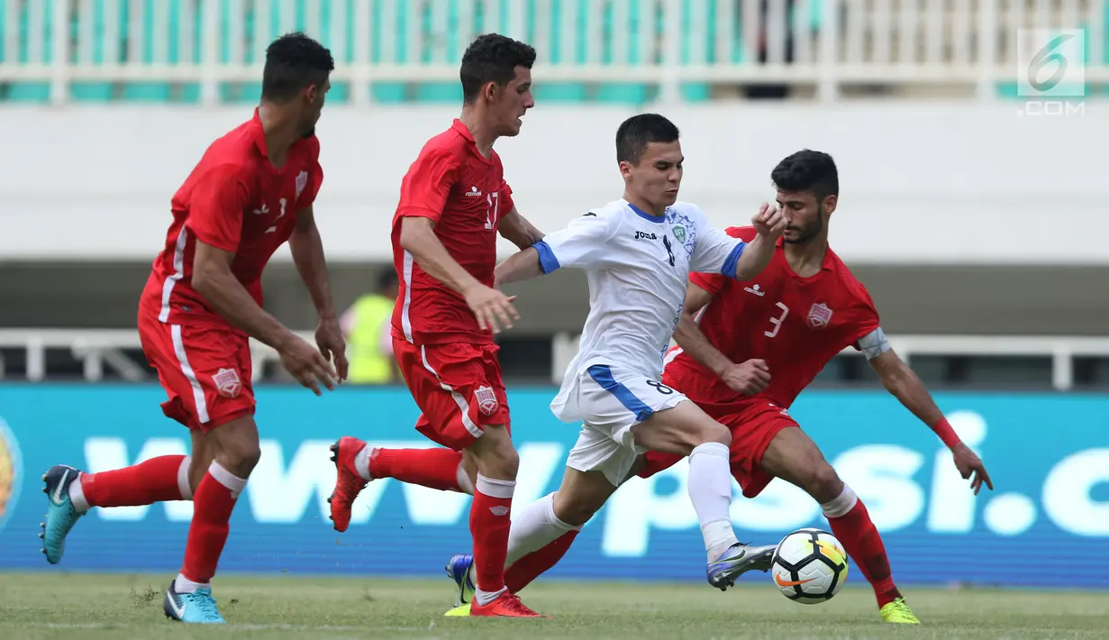 Gelandang Uzbekistan, Kenjabaev Islom (ketiga kiri) berusaha menembus kawalan pemain Bahrain pada laga PSSI Anniversary Cup 2018 di Stadion Pakansari, Kab Bogor, Senin (30/4). Laga kedua tim berakhir imbang 3-3. (Liputan6.com/Helmi Fithriansyah)