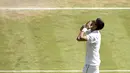 Ekspresi Novak Djokovic sesaat setelah mengalahkan Richard Gasquet di semifinal tunggal putra Turnamen Tenis Grand Slam Wimbledon di London, Inggris. (10/7/2015). (REUTERS/Andy Rain/Pool)