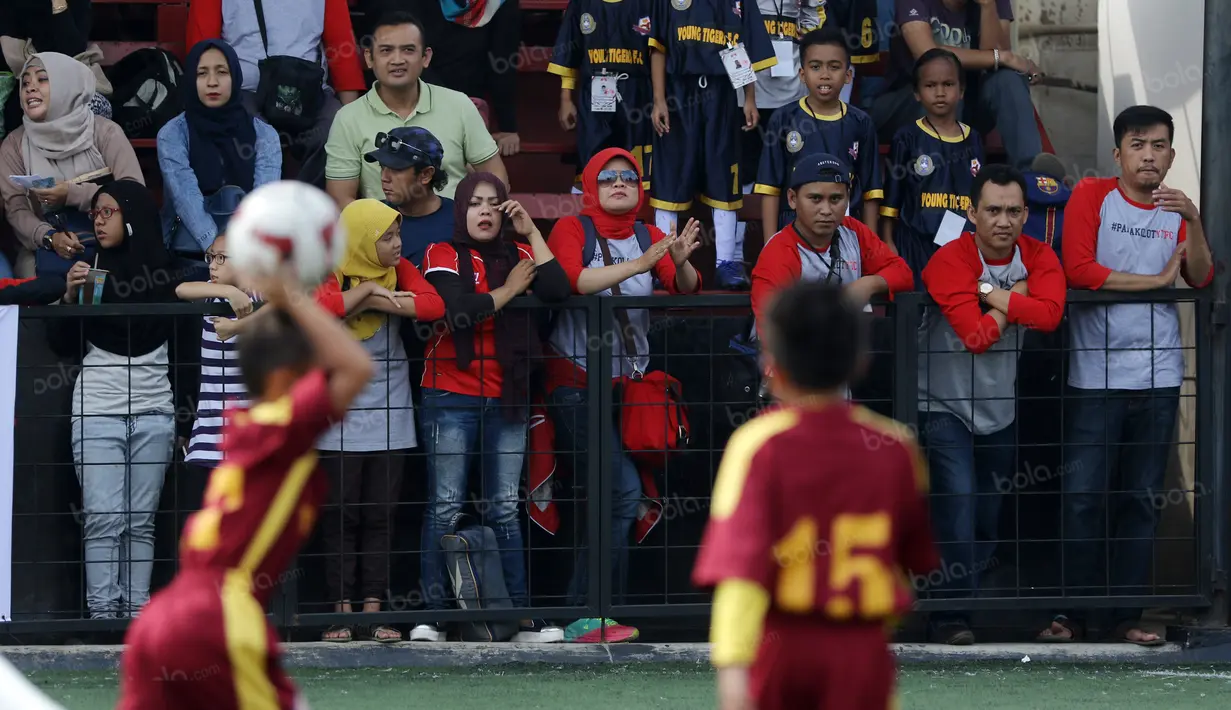 Orang yang memberikan semangat dipinggir lapangan pada pertandingan Liga Bola Indonesia di Sabnani Park, Serpong, Minggu (7/8/2016). (Bola.com/Nicklas Hanoatubun)