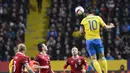 Striker Swedia, Zlatan Ibrahimovic, menyundul bola ke gawang Denmark pada laga play-off Piala Eropa 2016 di Friends Arena, Swedia, Minggu (15/11/2015) dini hari WIB. (AFP Photo/Jonathan Nackstrand)