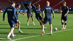 Timnas Denmark akan berjumpa Slovenia di MHPArena (Stuttgart Arena) pada matchday 1 Grup C Euro 2024, Minggu malam WIB. (THOMAS KIENZLE / AFP)