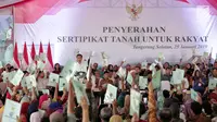 Presiden Joko Widodo memberikan sambutan saat pembagian sertifikat tanah kepada warga di Pusat Penerbangan Angkatan Darat, Pondok Cabe,  Tangsel, Jumat (25/1). Pada kesempatan ini, 40.172 sertifikat tanah dibagikan oleh Jokowi (Liputan6.com/Faizal Fanani)