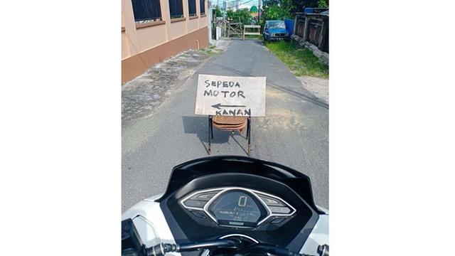 6 Potret Petunjuk Jalan Ini Bikin Bingung, Mikir Keras