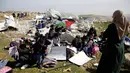 Anak-anak belajar di antara puing-puing sekolah mereka yang hancur di Desa Abu Nuwar, Tepi Barat, Palestina, Minggu (4/2). Hal itu dilakukan setelah tentara Israel menghancurkan sekolah mereka. (AP Photo/Mahmoud Illean)