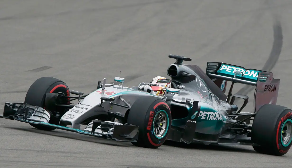 Pembalap Formula Satu (F1) tim Mercedes, Lewis Hamilton mengendarai mobilnya pada Grand Prix Rusia di Sochi, Minggu (11/10/2015). Lewis Hamilton memenangkan ajang Formula GP Rusia. (REUTERS/Grigory Dukor)