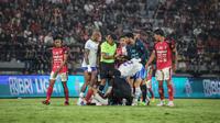 Wasit Aidil Azmi mendapatan protes keras dari pemain Bali United dan Persib Bandung atas keputusannya di Stadion Kapten I Wayan Dipta dalam lanjutan BRI Liga 1 2023/2024, Senin (18/12/2023). (Bola.com/Alit Binawan)
