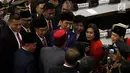 Presiden Joko Widodo atau Jokowi (tengah) dan Wakil Presiden Jusuf Kalla foto bersama sejumlah Anggota DPR saat Sidang Paripurna di Kompleks Parlemen, Senayan, Jakarta, Jumat (16/8/2019). Jokowi menyampaikan pidatonya terkait Nota Keuangan dan RAPBN 2020. (Liputan6.com/JohanTallo)