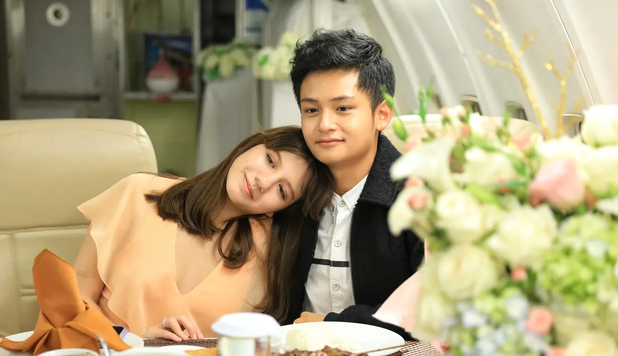 Sebagai pasangan kekasih, Randy Martin dan Cassandra Lee tidak melewatkan momen-momen di hari kasih sayang tahun ini. Sebuah kejutan dinner romantis disiapkan diatas kabin pesawat. (Adrian Putra/Bintang.com)